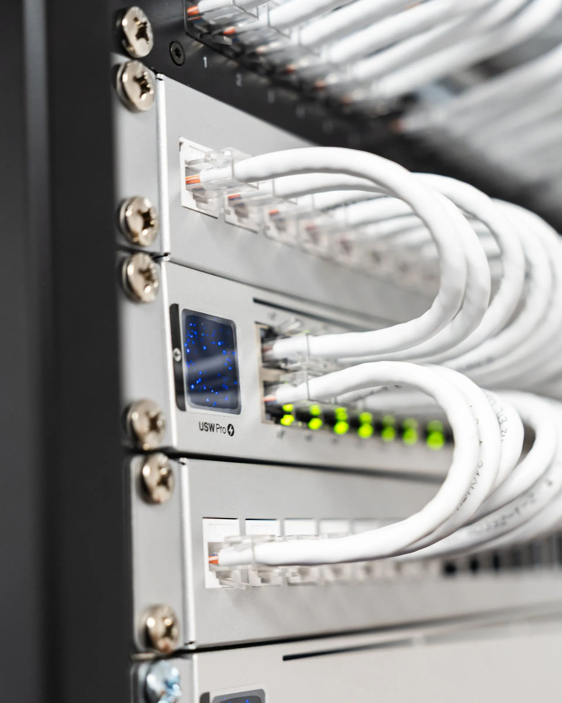 Network switch with organized patch cables